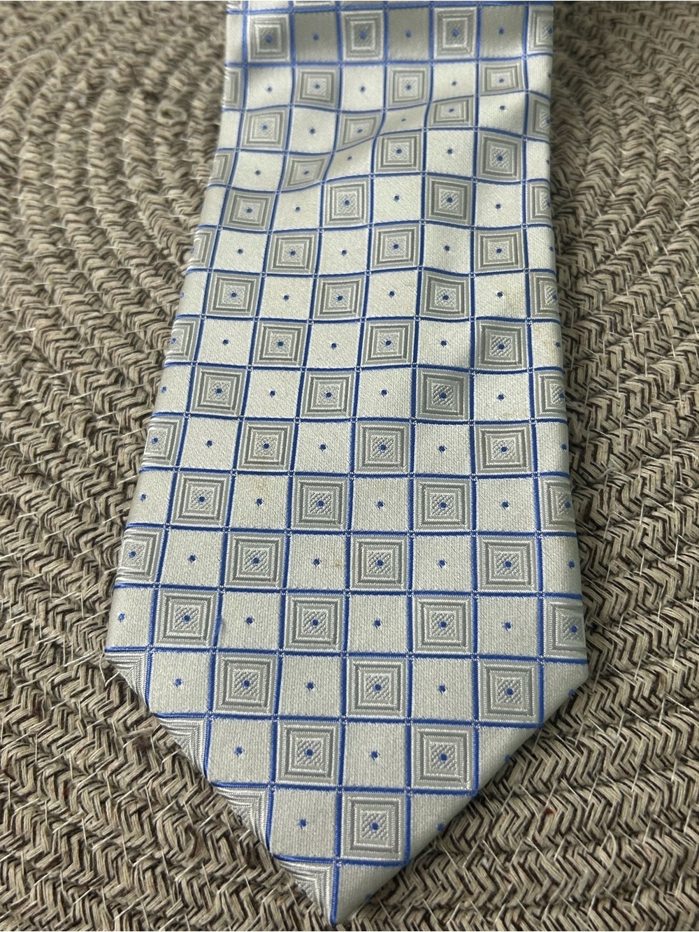 Donald J. Trump Signature Collection Men's Blue/White Silver Geometric Silk Tie - Picture 3 of 6
